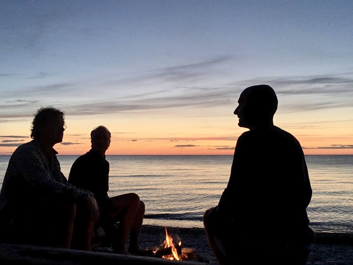 Manscirkeln i Visby samlad i solnedgången